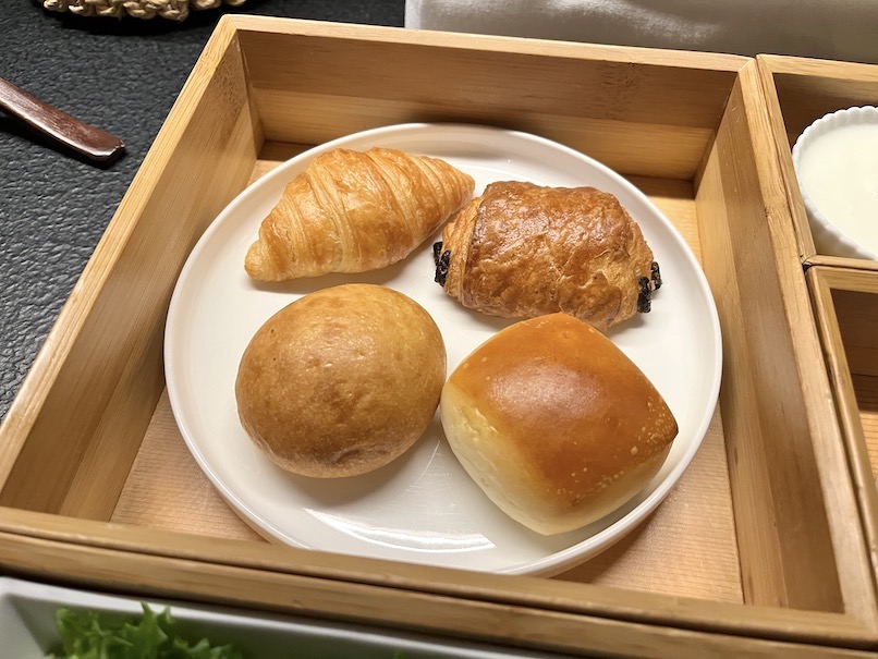 星のや東京の朝食：洋食（パン4種）