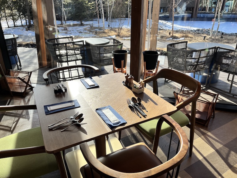 インディゴ軽井沢のレストラン「KAGARIBI」：テーブル（窓際）