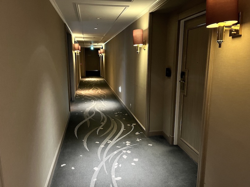 東京マリオットホテルの客室フロア：内廊下