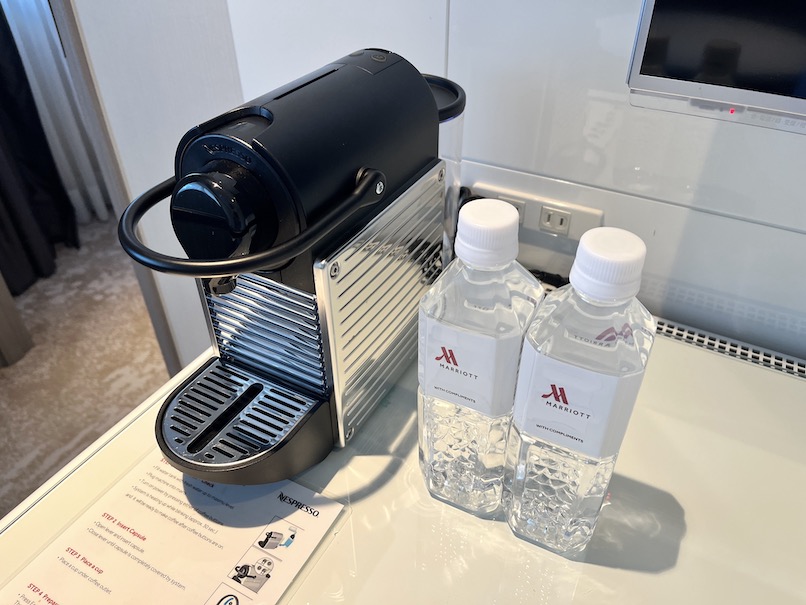 東京マリオットホテルの客室：ミニバー（コーヒー＆水）