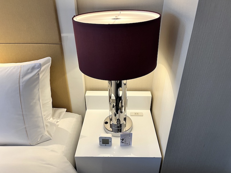 東京マリオットホテルの客室：ベッドルーム（サイドテーブル＆ライト）