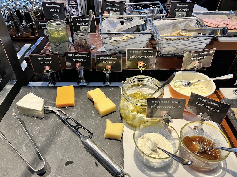 東京マリオットホテルの朝食ビュッフェ：フードの品揃え（チーズとクラッカー）