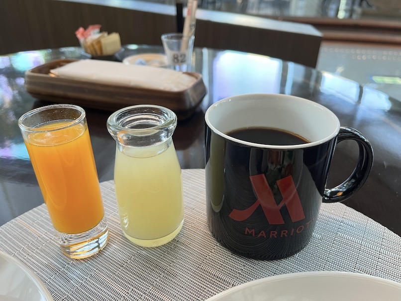 東京マリオットホテルの朝食ビュッフェ：実食（コーヒーとフレッシュジュース）