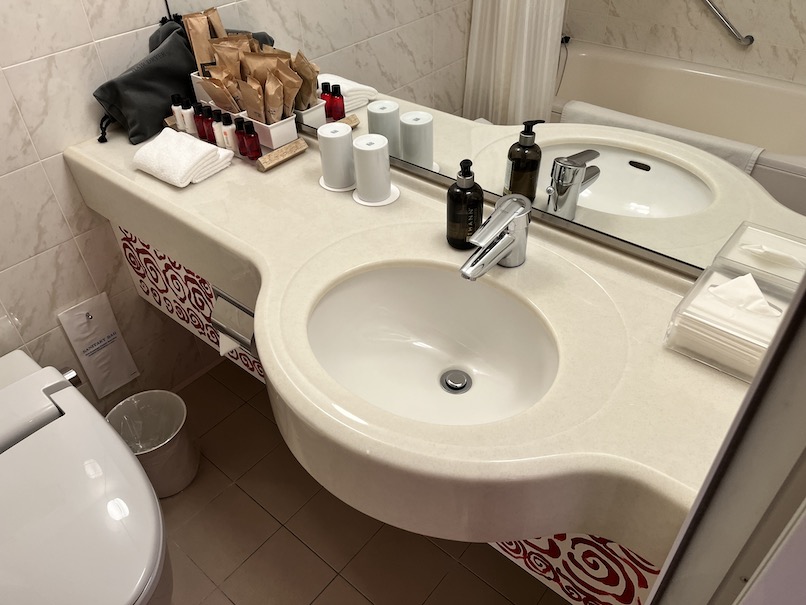 パークホテル東京の客室（アーティストルーム）：バスルーム（洗面台）