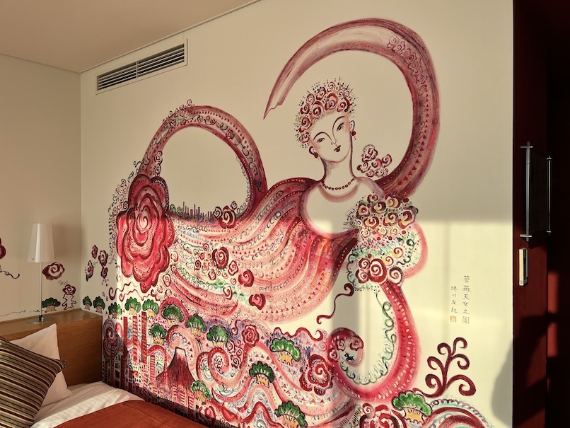 パークホテル東京の客室（アーティストルーム）：寝室（壁のペイント1）