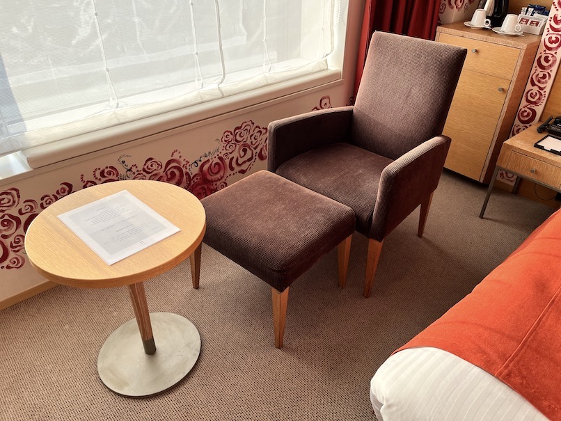 パークホテル東京の客室（アーティストルーム）：寝室（テーブルとチェア）