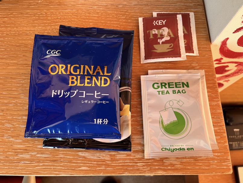 パークホテル東京の客室（アーティストルーム）：ミニバー（紅茶とコーヒー、日本茶）