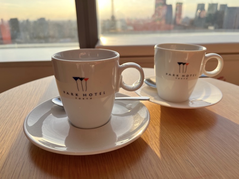 パークホテル東京の客室（アーティストルーム）：テーブル（カップとソーサー）
