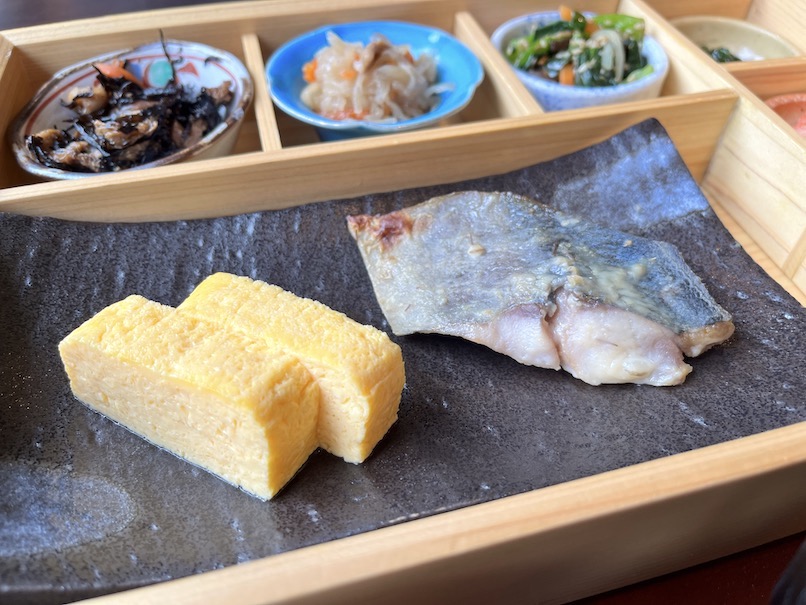 シェラトン都ホテル東京の朝食：和食（卵と焼き魚）