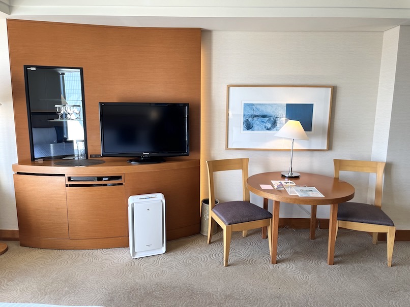 横浜ベイホテル東急の客室（エグゼクティブツインパークピュー）：寝室（キャビネットとデスク）