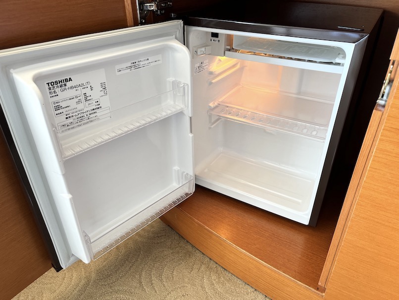 横浜ベイホテル東急の客室（エグゼクティブツインパークピュー）：ミニバー（冷蔵庫）