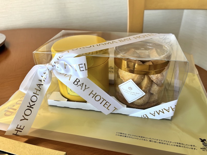 横浜ベイホテル東急の客室（エグゼクティブツインパークピュー）：ウェルカムギフト（クッキーと紅茶）