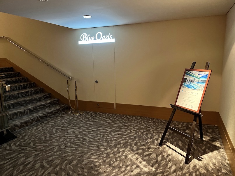 横浜ベイホテル東急のプールとサウナ：アクセス（4階への階段）