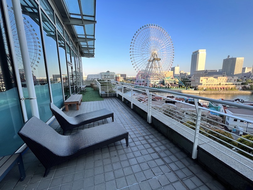 横浜ベイホテル東急のプールとサウナ：屋外テラス（眺望）