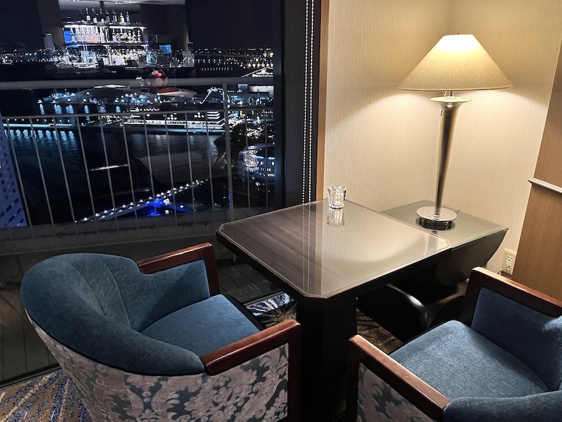横浜ベイホテル東急のクラブラウンジ：カクテルタイム（テーブル＆チェア）