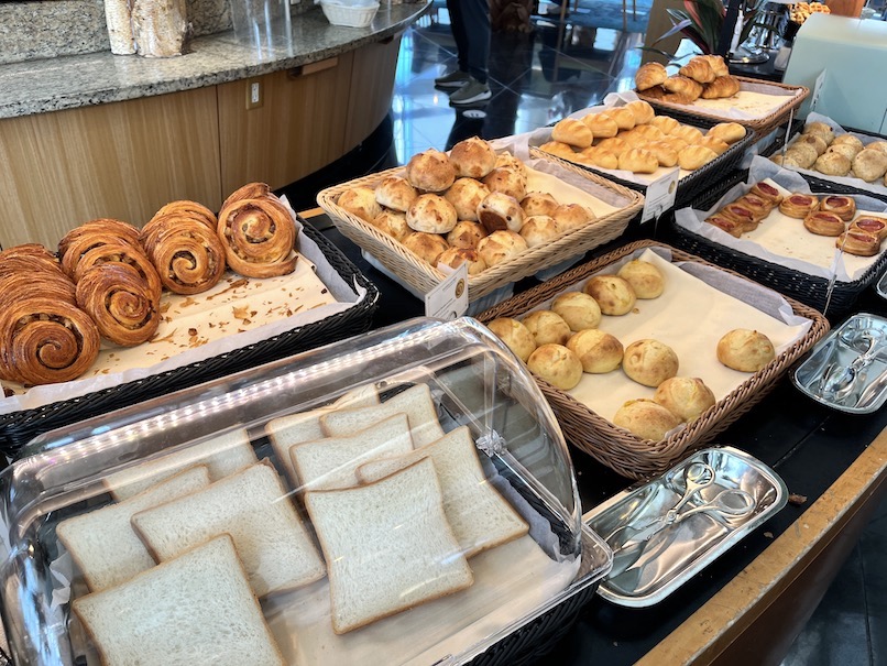 横浜ベイホテル東急の朝食：フードカウンター（パン2）