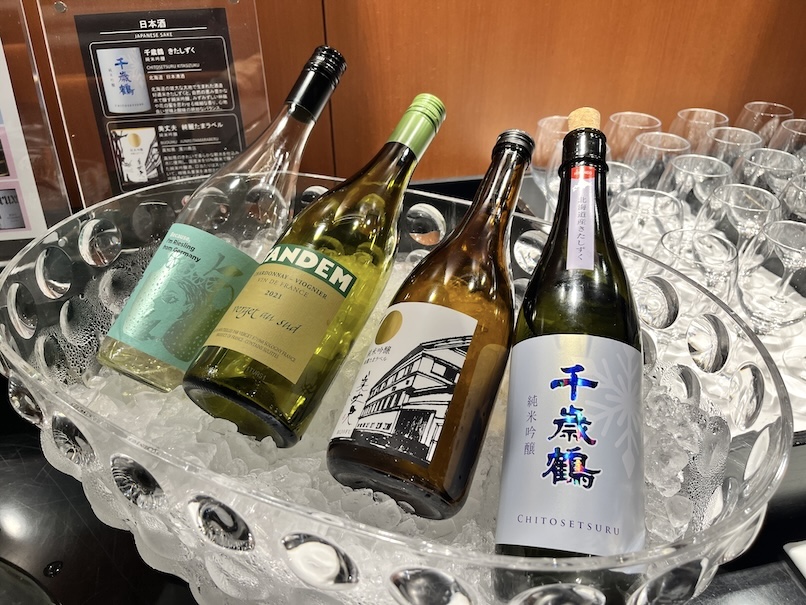 JALサクララウンジ（4階）：ドリンクカウンター（白ワインと日本酒）
