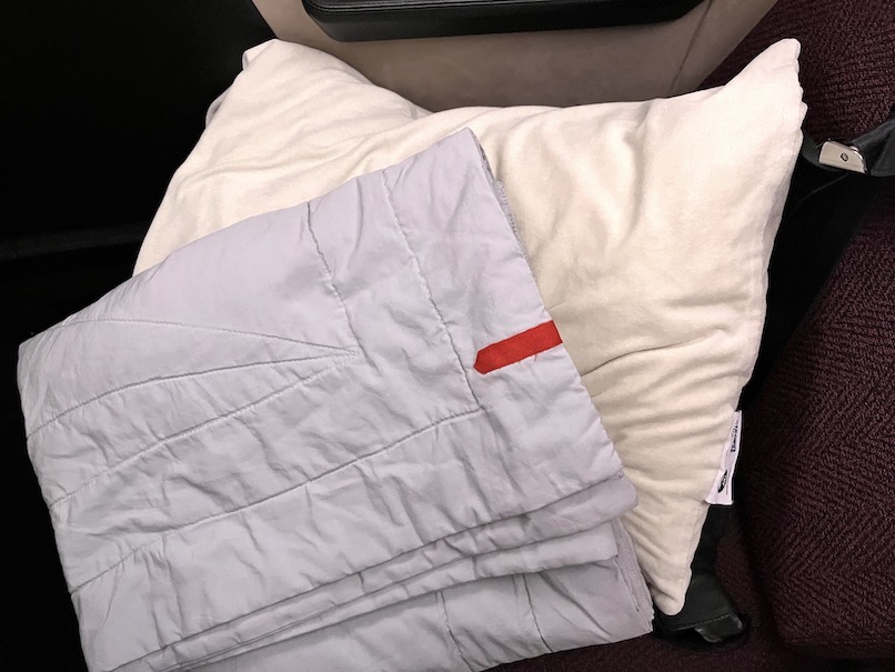 JALビジネスクラス：アメニティー（毛布と枕）