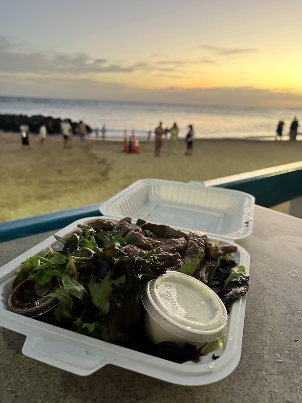 ステーキシャックのステーキプレートと夕日