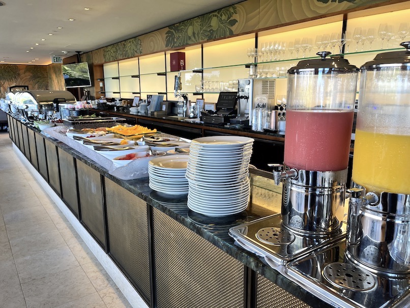 トランプ・インターナショナル・ホテル・ワイキキの朝食：フードの品揃え（ビュッフェカウンターの全景）