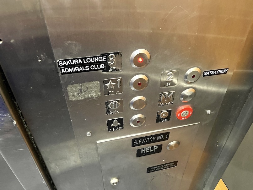ホノルル空港のエレベーター（JALサクララウンジへ）