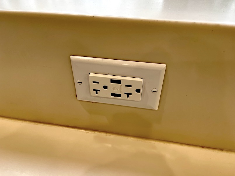 ホノルル空港「JALサクララウンジ」の内観（電源）