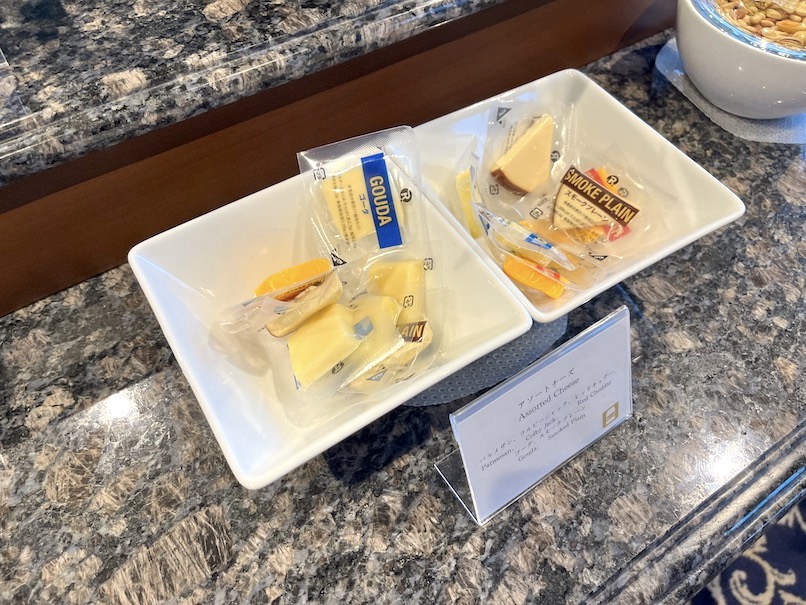 ホテルニューグランドのクラブラウンジ：カクテルタイムのフード（チーズ）