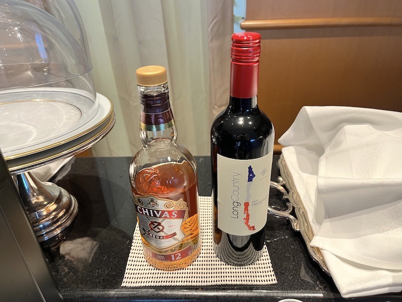 ホテルニューグランドのクラブラウンジ：カクテルタイムのドリンク（ウィスキーと赤ワイン）