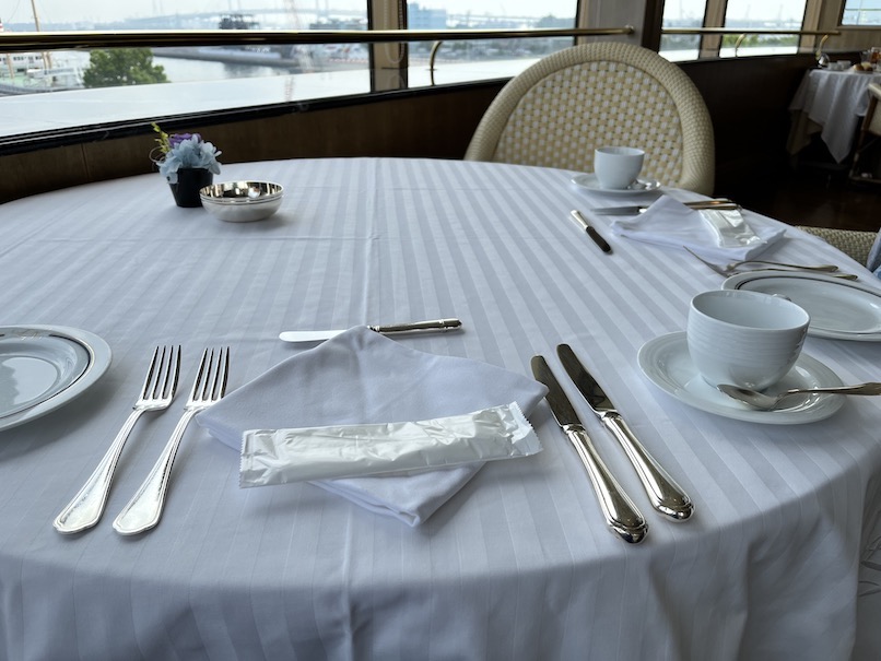 ホテルニューグランドの朝食会場：ル・ノルマンディーのテーブルセッティング