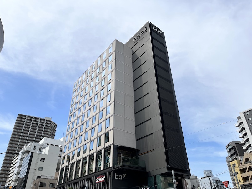 OMO5東京大塚：ホテルの外観（真下からの全景）