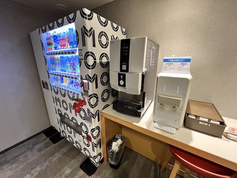 OMO5東京大塚の客室（やぐらルーム）：ランドリー（ウォーターサーバーと製氷機）