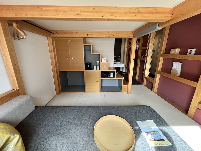 OMO5東京大塚の客室（やぐらルーム）：居間（階段下収納）