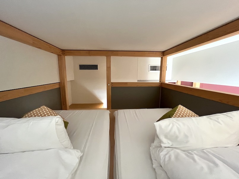 OMO5東京大塚の客室（やぐらルーム）：寝室（天井）
