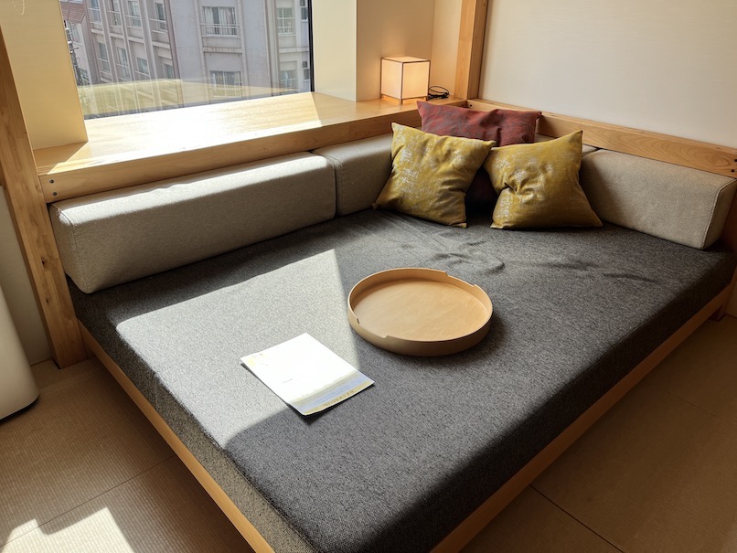 OMO5東京大塚の客室（やぐらルーム）：居間（ごろんソファー）