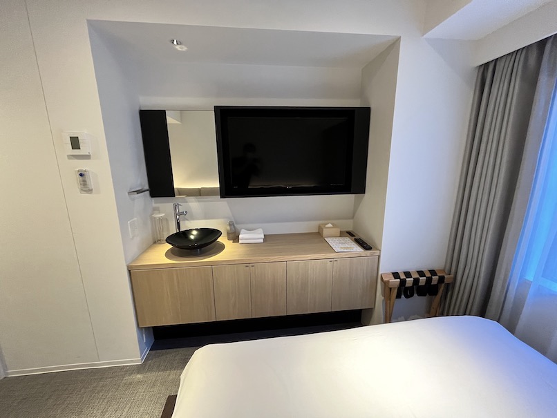 OMO3東京赤坂の客室：ベッドルーム（TVとキャビネット）