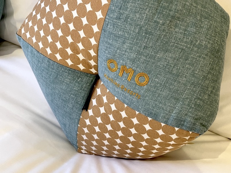 OMO3東京赤坂の客室：ベッドルーム（枕とクッション）