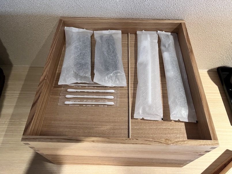温泉旅館 由縁 新宿の客室：アメニティー（歯ブラシ、ヘアブラシ、綿棒）