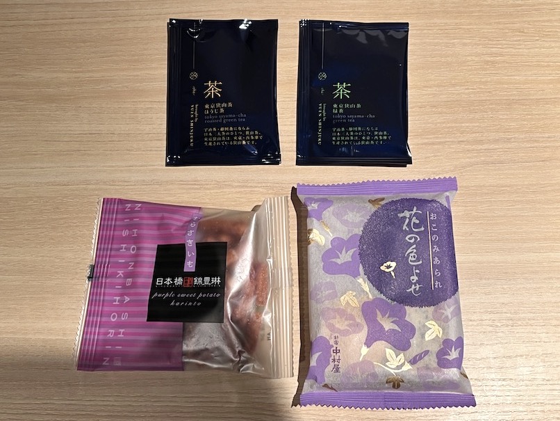 温泉旅館 由縁 新宿の客室：ミニバー（日本茶のティーバッグとお茶菓子）