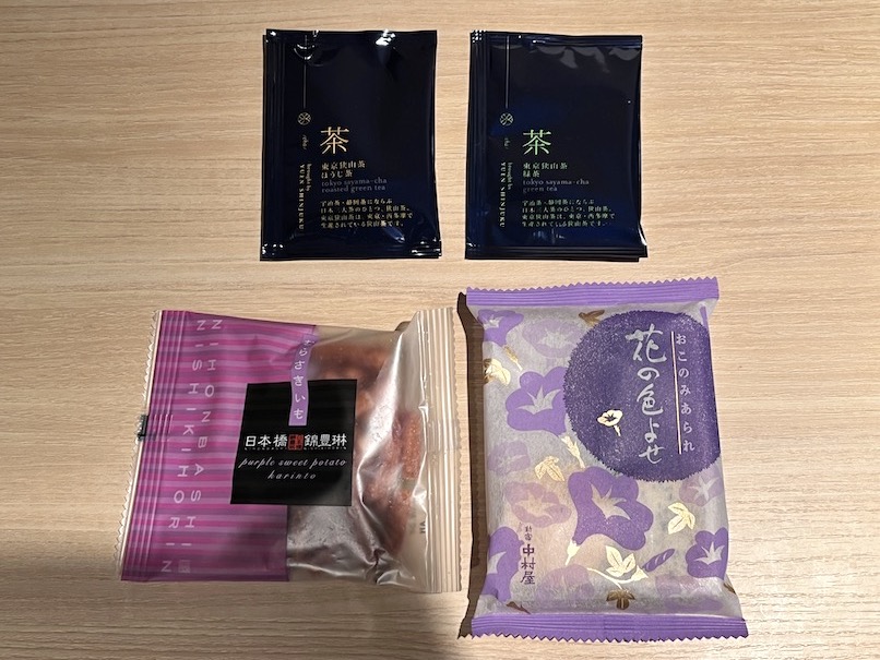 温泉旅館 由縁 新宿の客室：ミニバー（日本茶のティーバッグとお茶菓子）