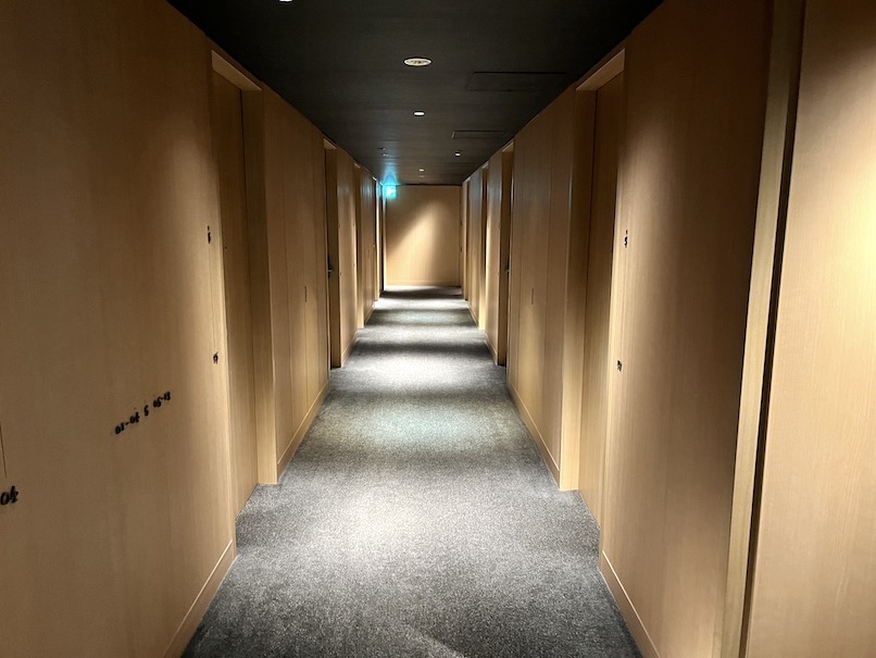 温泉旅館 由縁 新宿：客室へのアクセス（内廊下）