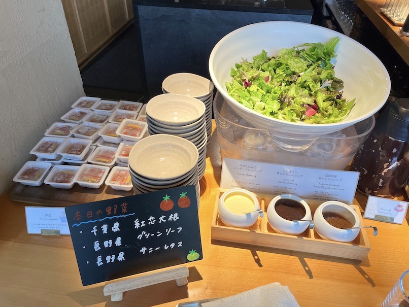 温泉旅館 由縁 新宿の朝食：ビュッフェ（サラダと納豆）