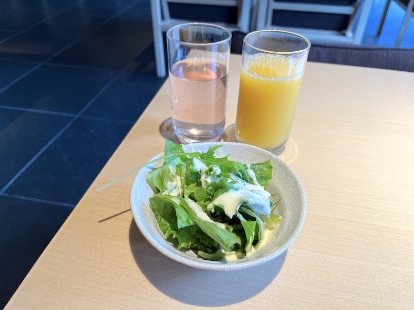 温泉旅館 由縁 新宿の朝食：ビュッフェ（サラダとジュース）