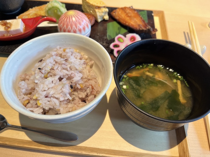 温泉旅館 由縁 新宿の朝食：和朝食（ご飯と味噌汁など）