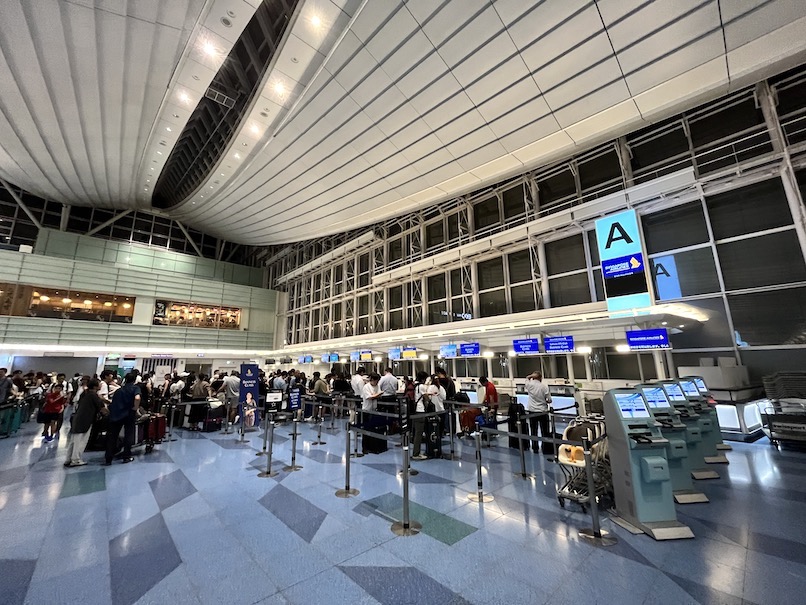 羽田空港国際線：シンガポール航空チェックインカウンター（全体像）