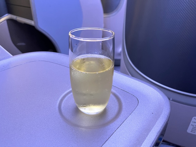 シンガポール航空 ビジネスクラス：ウェルカムドリンク（シャンパン）
