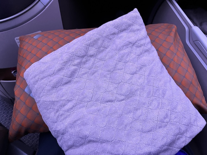 シンガポール航空 ビジネスクラス：就寝（枕と毛布）