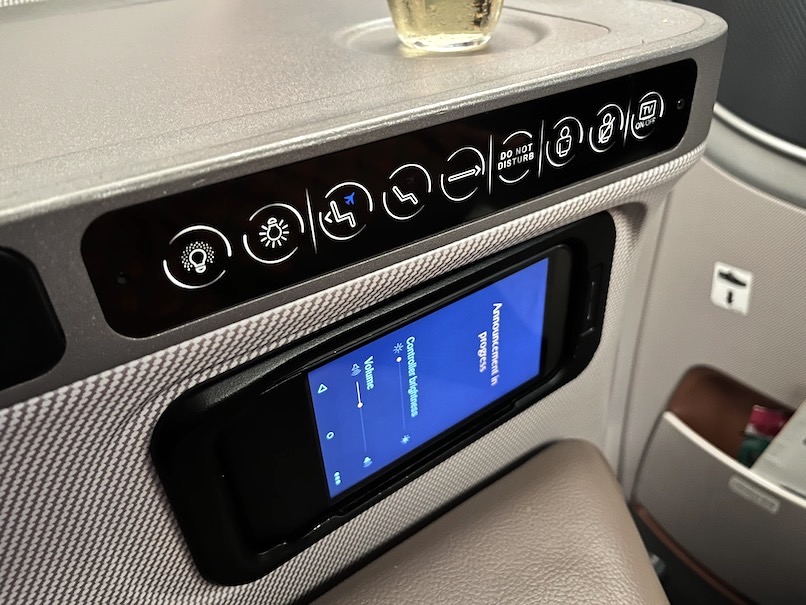 シンガポール航空 ビジネスクラス：座席（コントロールボタンとリモコン）