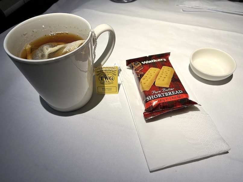 シンガポール航空 ビジネスクラス：機内食（紅茶とクッキー）