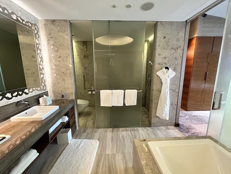 Wシンガポールの客室：バスルーム（シャワーとトイレ）
