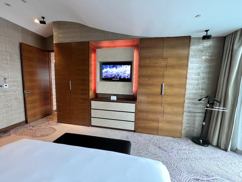 Wシンガポールの客室：ベッドルーム（TVとクローゼット）